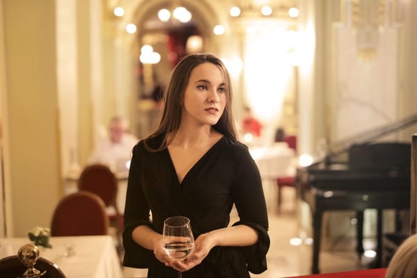 Gray-Area Drinking: Why More Women Are Questioning Alcohol Without Quitting Completely